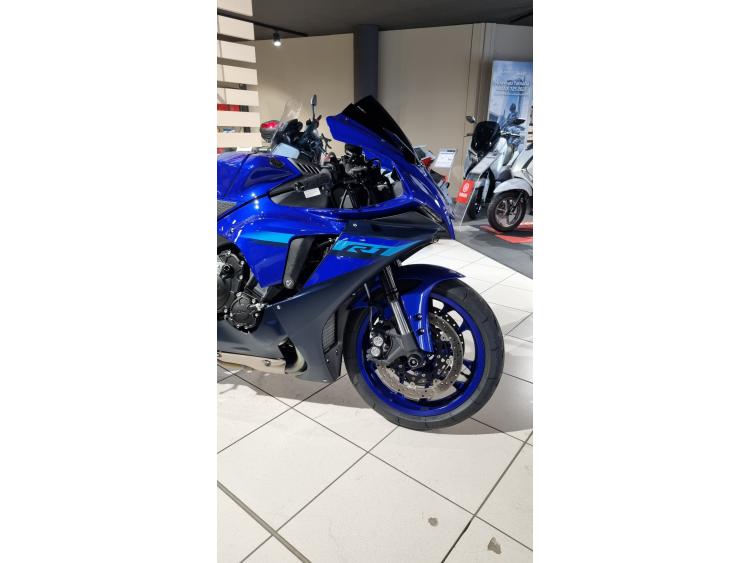 YAMAHA R1