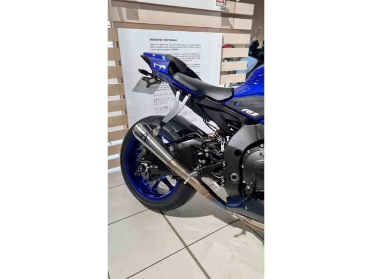 YAMAHA R1