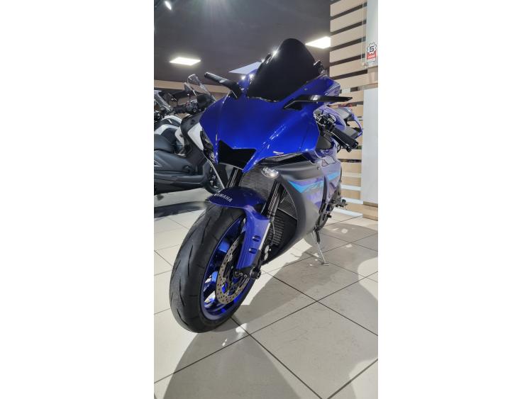 YAMAHA R1