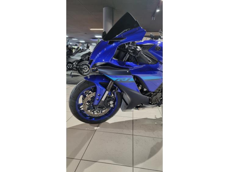 YAMAHA R1