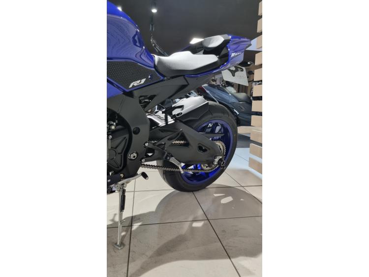 YAMAHA R1