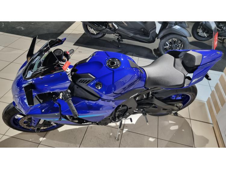 YAMAHA R1