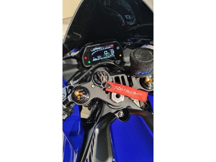 YAMAHA R1